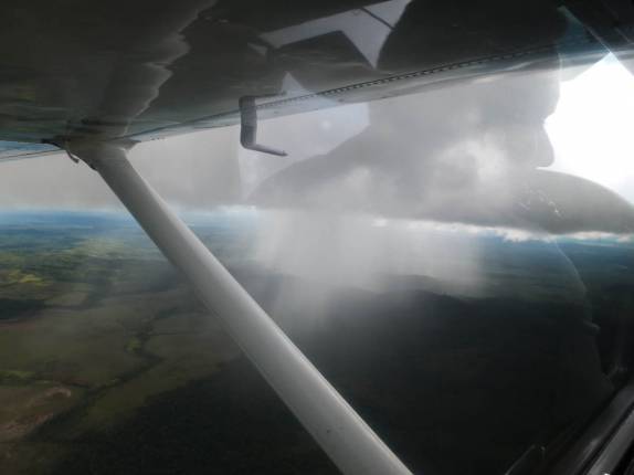 Sobrevoando chuvas, verdadeiras cachoeiras celestes, na volta de Canaima para Ciudad Bolívar, na Venezuela